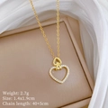 Detalle del collar de doble corazón dorado con cristales y especificaciones de tamaño - Acero Inoxidable/Cobre/Zirconia / Estilo con Incrustaciones de Doble Corazón Dorado (H540)