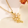 Gros plan du pendentif fleur dorée avec cristaux brillants sur fond de soie élégant - Collier Petite Fleur Dorée avec Zircone Blanche (T024)