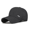 Dunkelgraue Baseballkappe mit Sports-Schriftzug am Schirm und silberner Metalleiste - Verstellbar / Grau