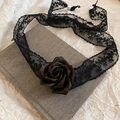 Primer plano de gargantilla de encaje vintage con rosa de bronce y detalles de perlas - Collar de encaje rosa oro negro / Negro y Oro