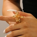 Detailansicht eines großen goldenen Blumenrings mit realistischen Blütenblatt-Texturen - Ring / Faltiger Blumenring (KC Gold)