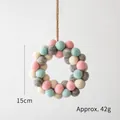 Corona de bolas de fieltro de lana de 15cm en rosa, azul, gris y crema para Navidad - Corona de Color Claro de 15cm