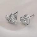 Pendientes de corazón plateados minimalistas con circonitas para un acabado pulido - Plateado