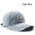 Cappellino da baseball vintage in denim azzurro con ricamo bianco ed effetto usurato - Azzurro