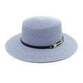 Détail d'un chapeau de paille bleu clair avec texture tissée, ruban cuir et boucle dorée - Bleu ciel
