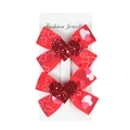 Dettaglio di fermagli per capelli a cuore rosso con paillettes su cartoncino - Rosso