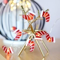 Detalle de guirnalda LED de calcetín navideño sobre decoración de asta de reno - Calcetín de Navidad