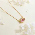 Dettaglio del ciondolo malocchio dorato con fiori secchi rosa e pietre di zircone scintillanti - Rosa - Catena Box Dorata