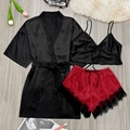Dreiteiliges Set aus Kunstseide mit schwarzem Bademantel und roten Shorts mit Spitze - S / Rot