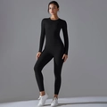 Detail van zwart yoga-set met strak shirt met lange mouwen en legging met hoge taille - S / Zwart