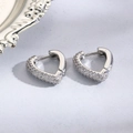 Macro di orecchini a cuore in argento con micro-pavé di zirconi su base grigia - Huggie Cuore con Zirconia Argento (ZYN-DME612G)