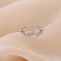 Eleganter verstellbarer Silberring in Zweigform mit Zirkonsteinen auf Seidenstoff - Einstellbar Offen / Silber