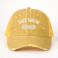 Nahaufnahme der gelben Trucker-Cap im Distressed-Look mit SHIT SHOW SUPERVISOR Aufdruck - Einheitsgröße / Gelb
