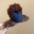 Vista dettagliata di una pinza per capelli in peluche marrone con un cuore di feltro blu - Pinza Caffè-Cuore Blu Notte
