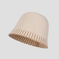Détail du chapeau bob en tricot bicolore avec bordure côtelée et maille fine - Taille unique / Beige