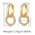 Detalle de pendientes de doble aro dorados con dimensiones de 2,08 cm y peso de unos 2,9 g - Estilo de Doble Aro con Pavé Dorado (KE1252) / Oro de 18K / Dorado