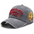 Berretto da baseball in cotone lavato grigio scuro con ricamo rosso e patch vintage - Regolabile / Grigio