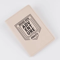 Vue détaillée du protège-passeport en cuir PU beige avec texte Adventure Awaits - Style de lettre kaki