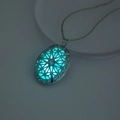 Collana con medaglione ovale traforato fluorescente e perla blu luminosa in argento - Ovale Traforato