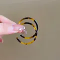 Dettaglio di grandi orecchini a cerchio a C con motivo a guscio di tartaruga marrone - 9# Perno per orecchini in argento sterling 925 - Tartarugato - Tondo