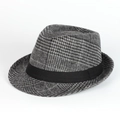 Détail d'un chapeau Fedora en laine à carreaux gris avec ruban en soie noire sur fond blanc - 56-58cm (Réglable) / Gris
