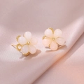 Orecchini a fiore eleganti con petali rosa e centro dorato su morbida seta rosa - Stile Fiore Rotante Bianco (E0883) / Oro
