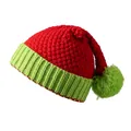 Detalle del tejido de un gorro navideño rojo y verde con un pompón suave - Talla única / Rojo + Verde Fruta Adulto