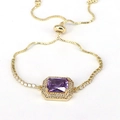Détail d'un bracelet doré ajustable avec zircon violet rectangulaire et pavé serti - Or/Violet