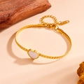 Detalle de pulsera de cadena de acero dorado con incrustación de corazón blanco elegante - Corazón de Concha Blanca (M703)