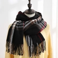 Sciarpa a quadri con nappe in finto cashmere nei colori rosso e nero classico - Nero