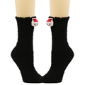 Detail von plüschigen schwarzen Korallenfleece-Socken mit einer 3D-Weihnachtsmann-Puppe - Kleiner Schneemann / Schwarz