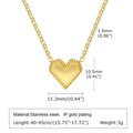 Détail du pendentif cœur doré montrant les dimensions de 11,3mm et la texture sur l'acier - Doré