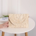 Pochette a busta in paglia fatta a mano beige naturale con dettagli in pelle marrone - Beige