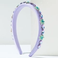 Détail macro du serre-tête rembourré lavande avec cristaux gouttes et strass en flocon - Violet