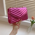 Sac bandoulière tendance en cuir verni rose métallisé brillant avec matelassage en V - Rose Rouge