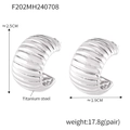 Pendientes de rayas en acero de titanio en forma de C, altura 2,5cm y anchura 1,9cm - Color Acero