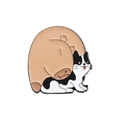 Emaille speld van een schattige zwart-witte kat die een capibara knuffelt in cartoonstijl - Capibara die Kat Omhelst (QHXZ877)