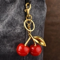 Porte-clés cerises en résine rouge avec feuilles dorées pour sacs à main de femmes - Feuille d'or Cerise Rouge