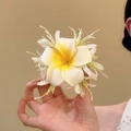 Nahaufnahme einer süßen Haarspange aus Stoff in Weiß und Gelb mit feinen Blütendetails - Entenschnabel-Clips / Weiß
