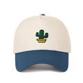 Détail de la broderie cactus sur une casquette de baseball bicolore crème et bleu marine - Blanc cassé/Bleu foncé