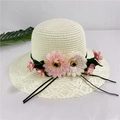 Détail du chapeau de paille à bord large avec fleurs roses et ruban noir élégant - M (56-58cm) avec Corde Coupe-vent / Blanc Cassé