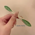 Detail van een 14,9cm vintage gouden haarspeld met groene emaille bladeren - Groen Marihuana Blad / Groen