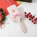 Spazzola rosa con cervo e fiocco su sfondo festivo con decorazioni natalizie - Fiocco di Renna