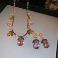 Détail de l'ensemble collier à fleurs et boucles d'oreilles aux gemmes multicolores - Jaune