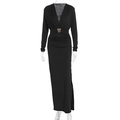 Dettaglio dell'elegante abito nero attillato con scollo a V e fibbia dorata in vita - S / Nero