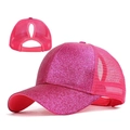 Dettaglio cappello glitterato con rete traspirante e foro specifico per la coda di cavallo - Taglia Adulto (Regolabile) / Rosa Rosso