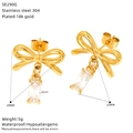 Detalle de los pendientes de lazo en acero bañado en oro de 18k con circonitas y medidas - Estilo de Circón Rectangular (SE290G)
