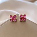 Nahaufnahme goldener Blumenohrringe mit magentafarbenen Steinen auf Seidenhintergrund - 45# Silberne Nadel Zirkon Blumen Ohrstecker
