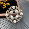 Broche ronde dorée élégante ornée de strass brillants et de huit perles blanches chic - BZ048 Anneau de Perles Creux