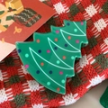 Dettaglio della molletta per capelli ad albero di Natale verde con pois su sfondo in maglia - Molletta per capelli albero di Natale-7cm